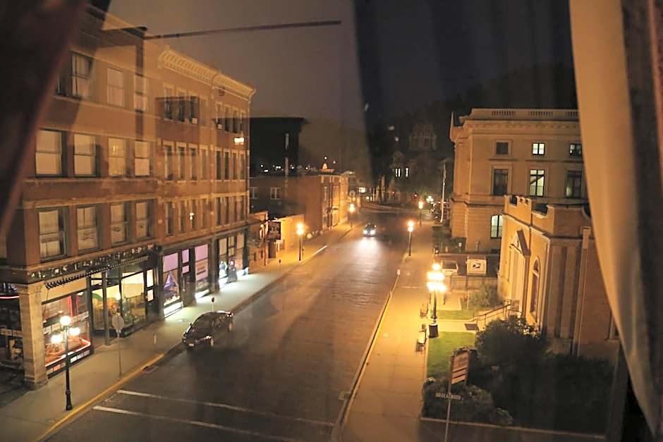 Martin & Mason Hotel