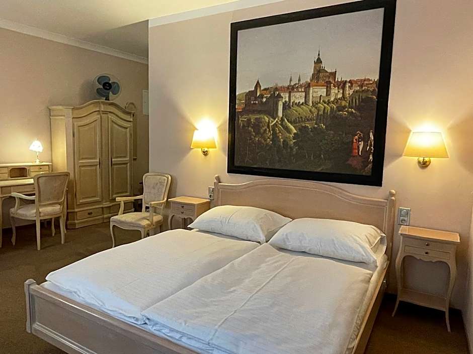 U Cervene zidle - Red Chair Hotel