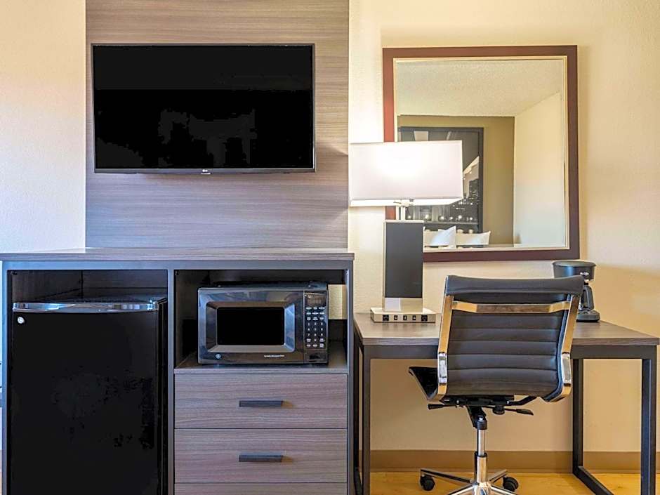 Super 8 by Wyndham Clinton