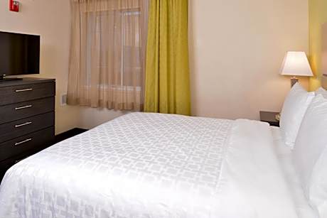 One-Bedroom Suite with Dinning Kitchen