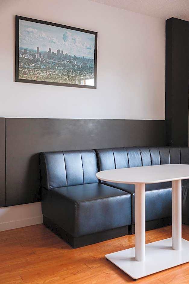 Le Dauphin MontrÃ©al-Longueuil