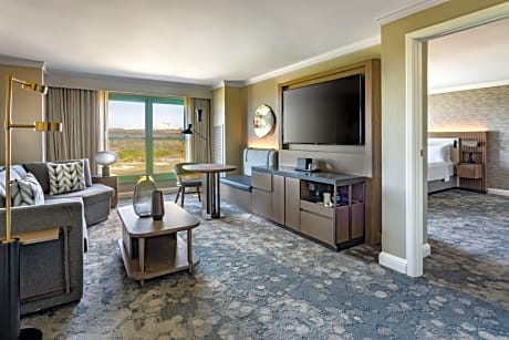 Executive Suite 1 King Bed, Lakefront View, Wet Bar