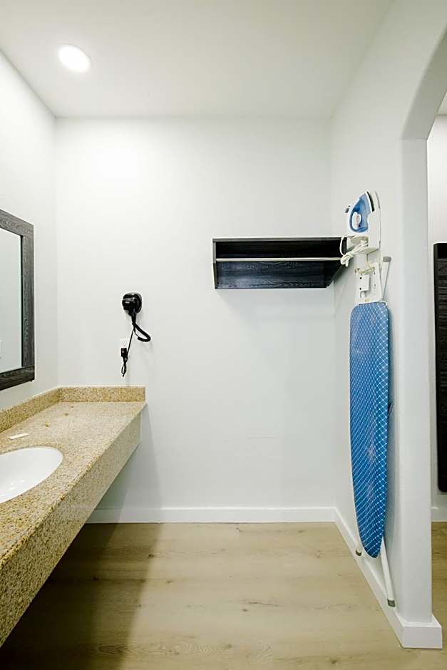 Sapphire Inn & Suites