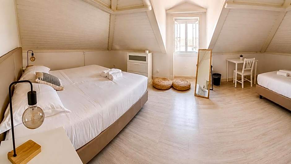 Triple Room with Shared Bathroom — 7 fotoğraftan 1. fotoğraf