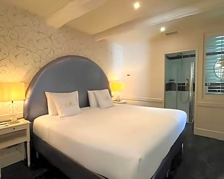 Suite with Pool View