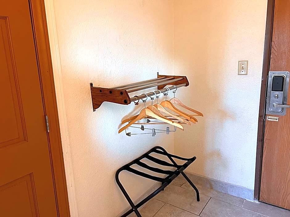 Super 8 by Wyndham Elizabethtown