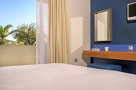 Family room lower ground floor with garden view