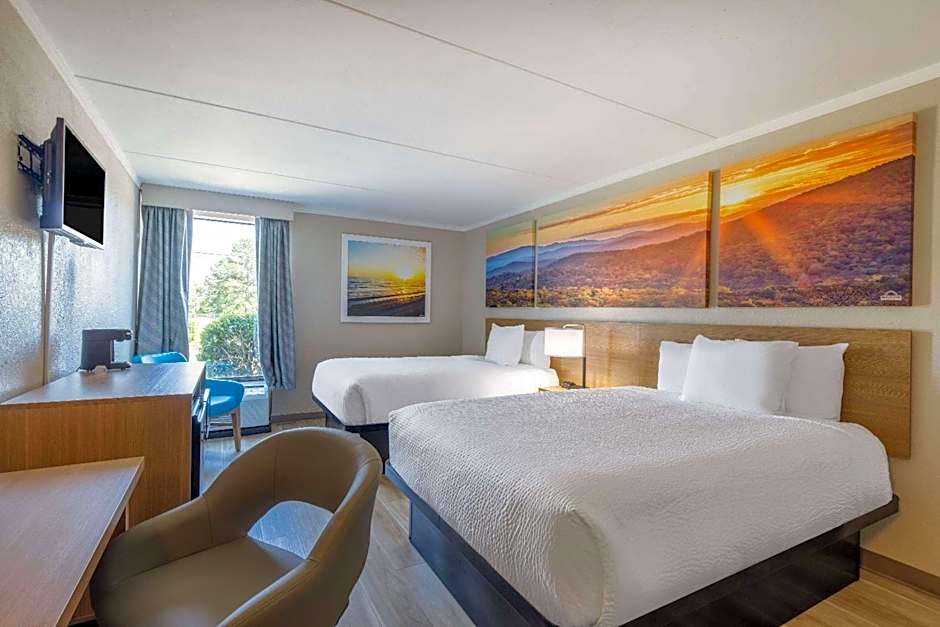 Days Inn & Suites by Wyndham Fayetteville NW Ft Bragg