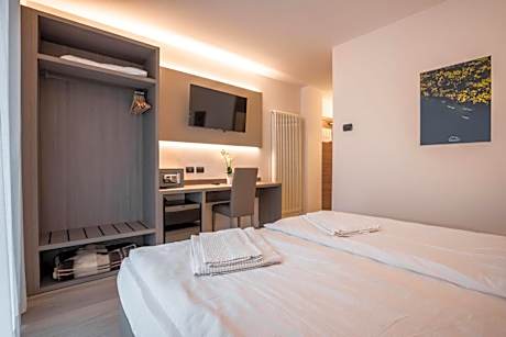 Deluxe Double Room with Lake View