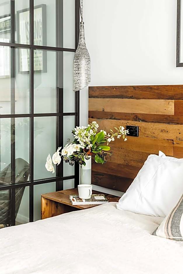 Timber Door Luxury Accommodation Geelong