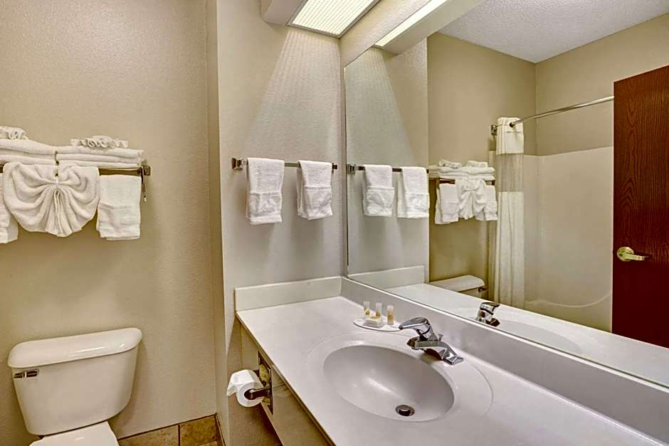 Days Inn & Suites by Wyndham Louisville SW