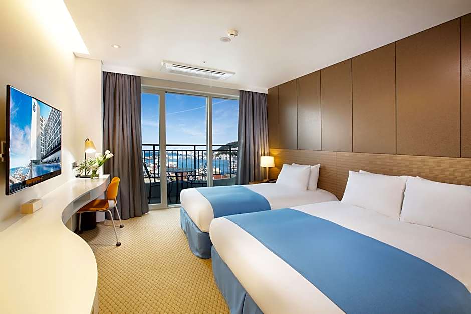 Photo 1 of 6 of Deluxe Family Twin with Sea View - Room for 3