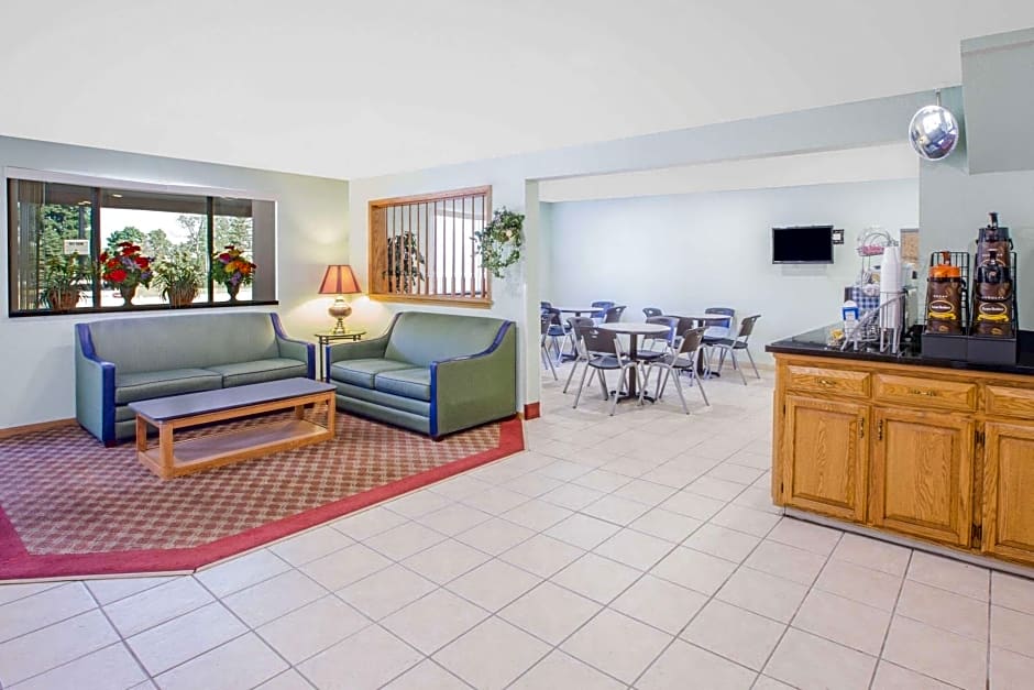 Super 8 by Wyndham Howe