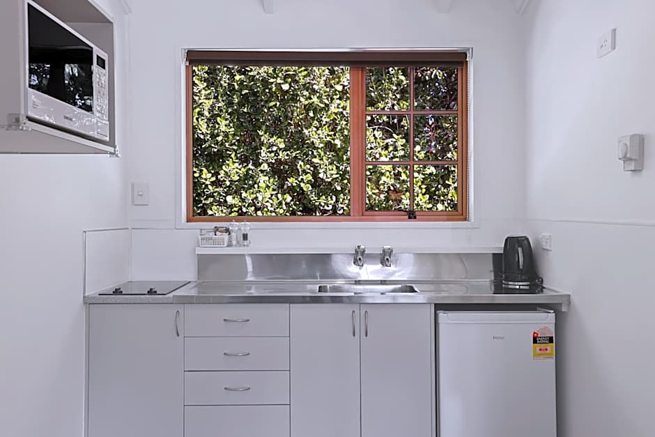 Colonial Lodge Motel