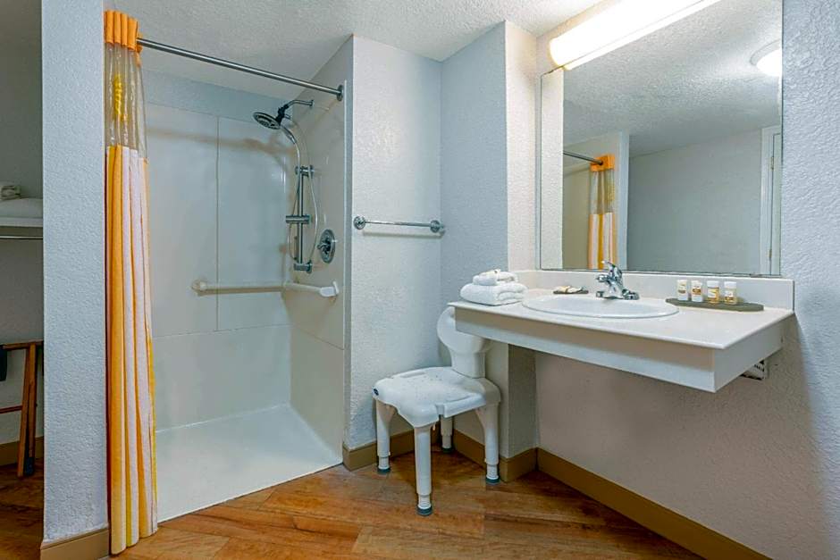 Super 8 by Wyndham The Woodlands North