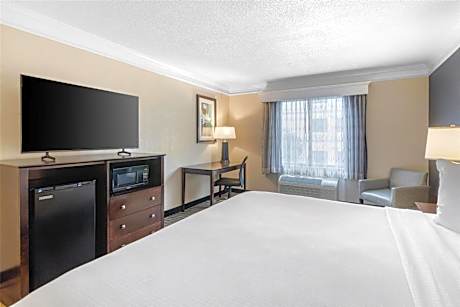 King Room with Bathtub - Mobility Access/Non-Smoking