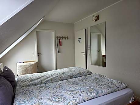 Kleines Doppelzimmer unterm Dach