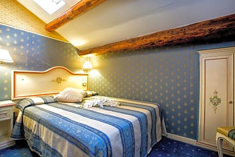 Single Room with Private External Bathroom