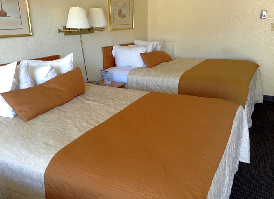 Days Inn by Wyndham Mackinaw City - Lakeview