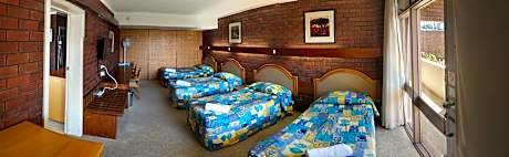 6 Beds Room