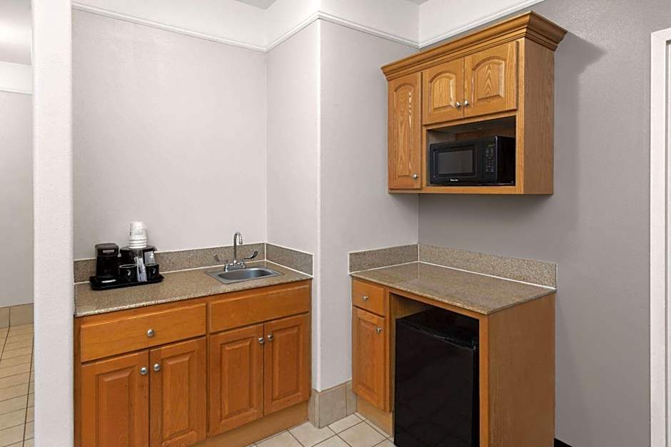 La Quinta Inn & Suites by Wyndham Deer Park