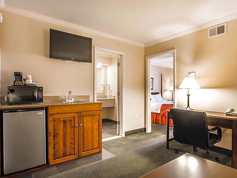 Clarion Inn & Suites At The Outlets Of Lake George