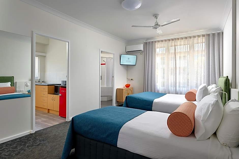 Baileys Parkside Motel by VetroBlu