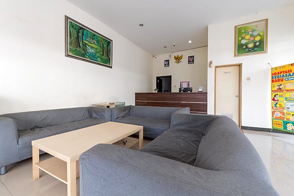 RedDoorz @ Kings Hotel near CSB Mall