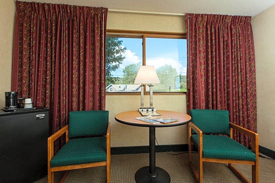 Commodores Inn