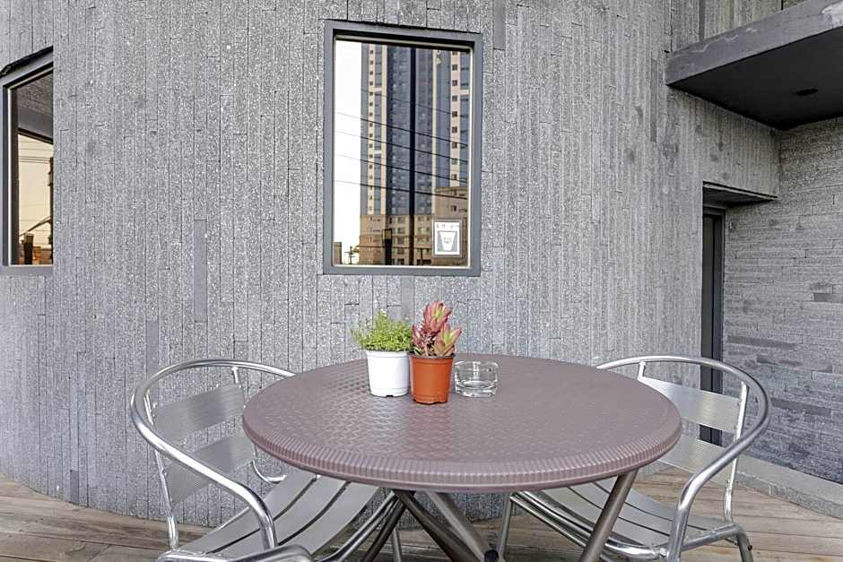 Brown-Dot Hotel Gupo