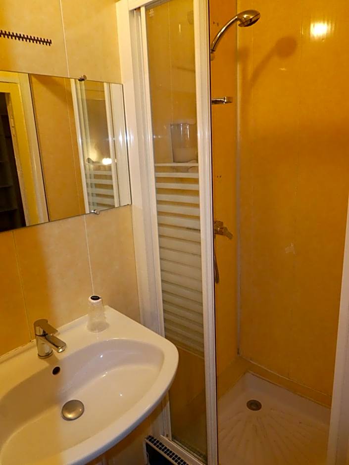 eTANIT ! Parking VélO, Etape Bicycle - 1mn a toute Connection Bus,Train et Aéroport - Calme Plein Centre de Beziers pour visiter,manger - Chambres Climatisées, Spacieuses Amenagees pour Singles, Couple, et ou Familles - Consigne et Petit Dej en plus