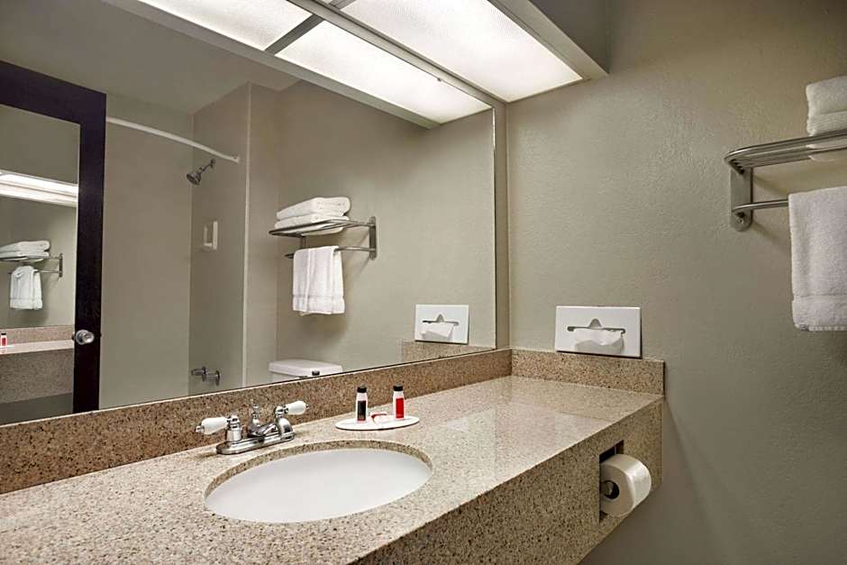 Baymont by Wyndham Kansas City