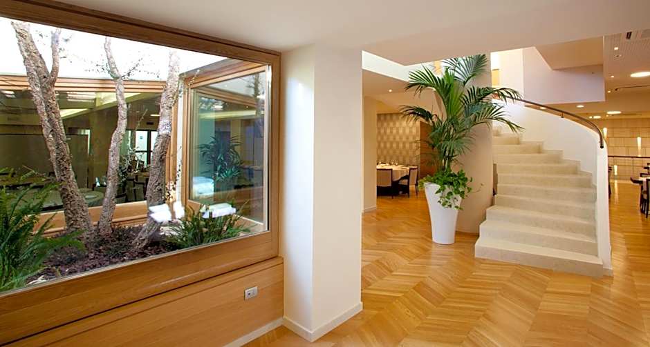 Breaking Business Hotel