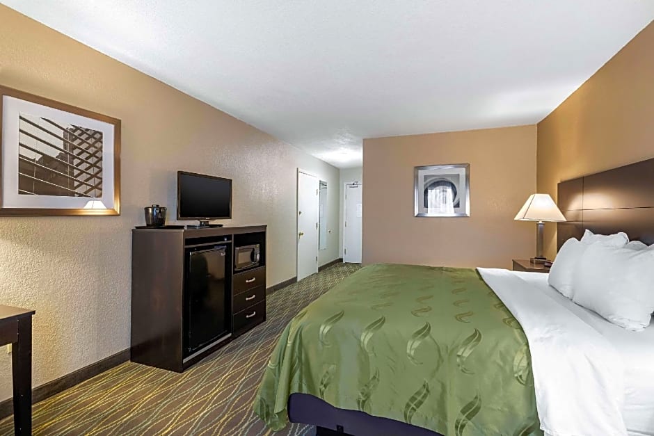 Quality Inn & Suites Des Moines - Merle Hay Road