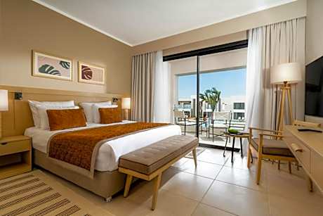 Deluxe Queen Side Sea View