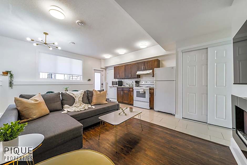 Tropical Oasis - King Beds - Free Netflix & Parking - Fast Wi-Fi