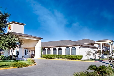 Super 8 by Wyndham San Antonio at I-10
