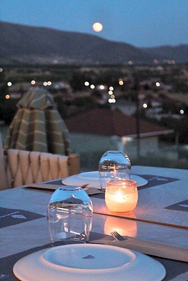 AKROTHEA suites & lounge