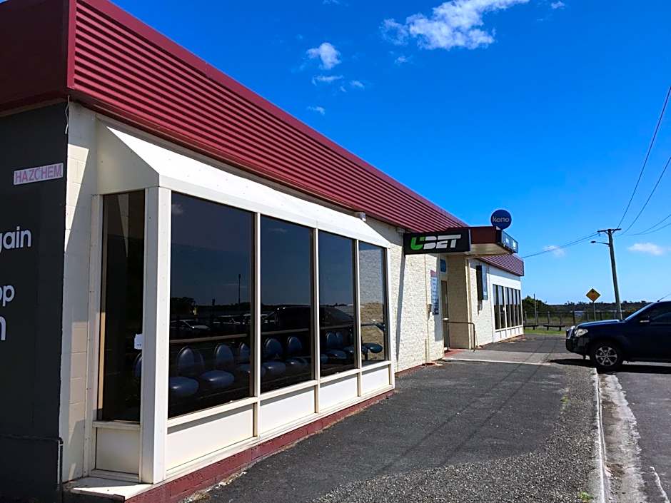 Regatta Point Tavern & Holiday Villas