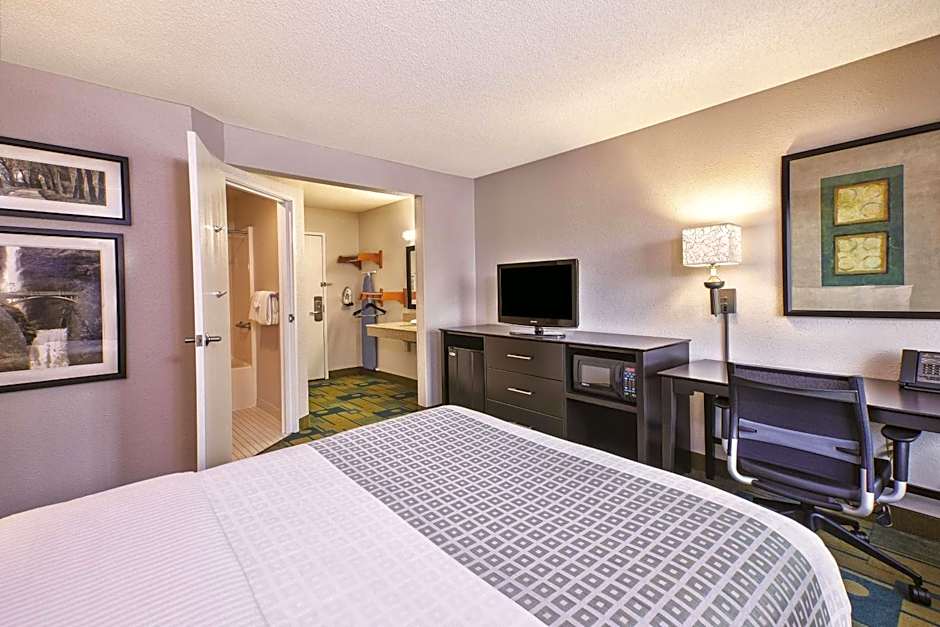 La Quinta Inn & Suites by Wyndham Toledo Perrysburg