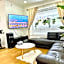3BR Modern Home - Near SkyTrain - Free Parking & Pet Friendly