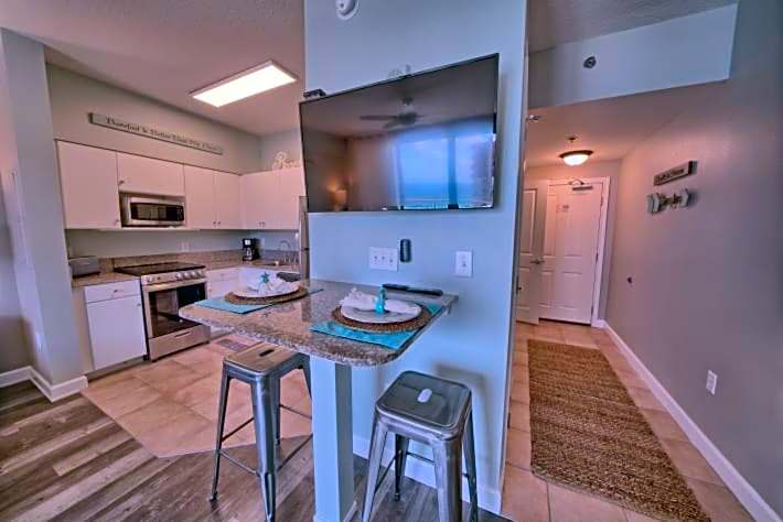 Deluxe Beachfront Studio, Shores of Panama New and Renovated
