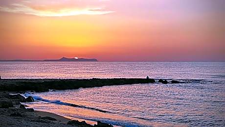 Sea Sand and Sun Beachfront Holiday Apartment