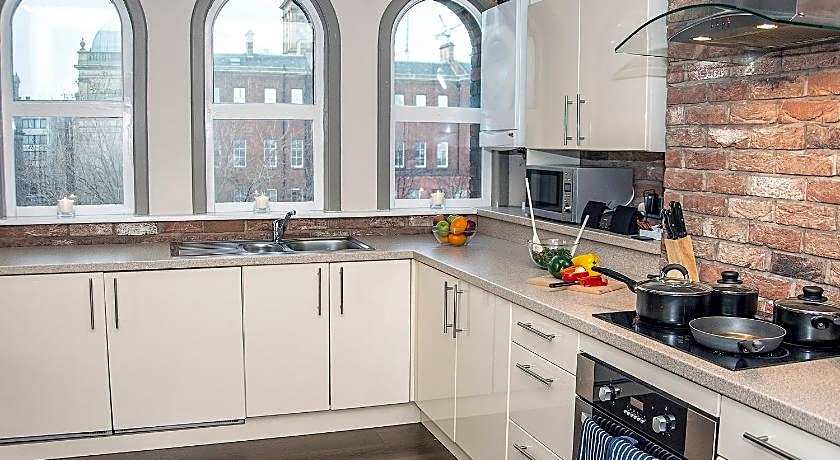 Base Serviced Apartments - Sir Thomas Street