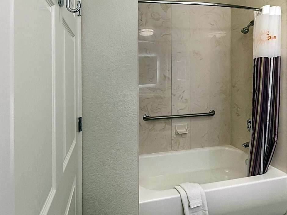 La Quinta Inn & Suites by Wyndham Arlington North Six Flags Drive