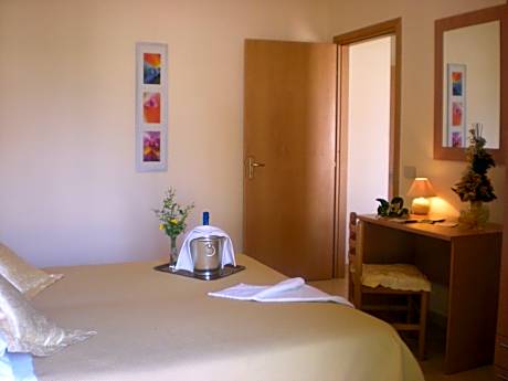 One-Bedroom Apartment with Terrace (3 Adults)