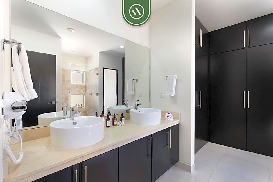 Brand New 3 BR Penthouse - Oceanview Rooftop Pool