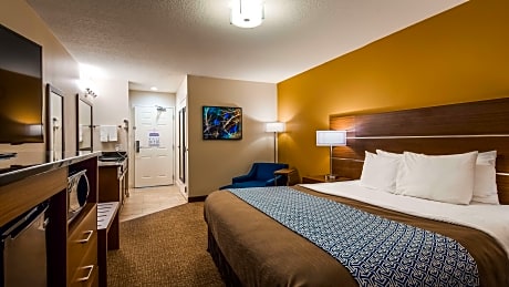 1 King Bed, Non-Smoking, Pet Friendly Room, Microwave And Refrigerator, Wi-Fi, Full Breakfast