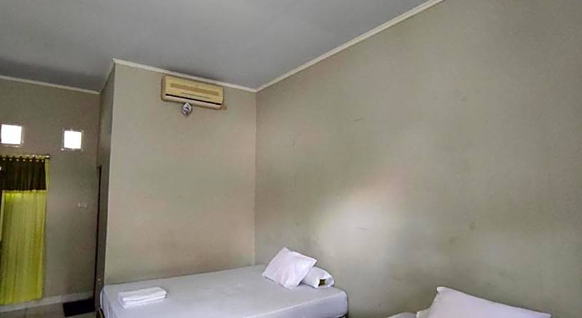 OYO 93051 Wisma Syariah Buloe Near Lapangan Abubakar Lambogo Batili Enrekang