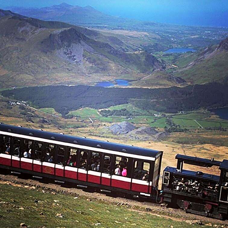 Ty Glyndwr Bunkhouse, Bar and cafe